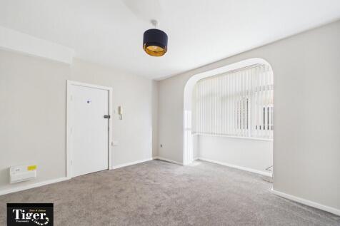 2-bed flat on Shaw Road, Blackpool, £595/mo