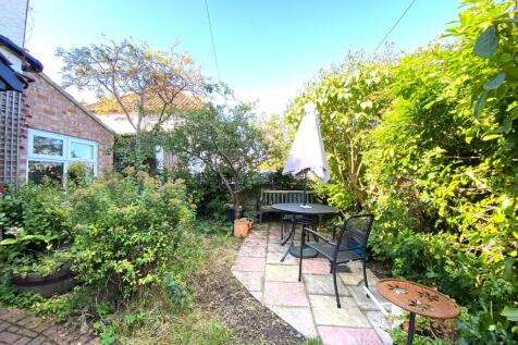 Front garden pati...