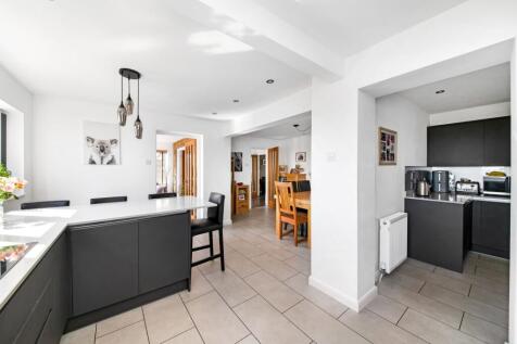 OPEN-PLAN DINING KITCHEN - KITCHEN