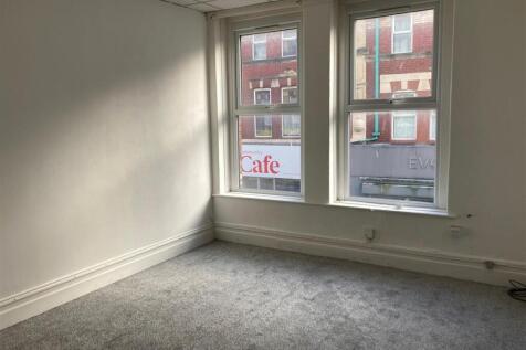 35 Holton Road - Flat 2 living room.jpg