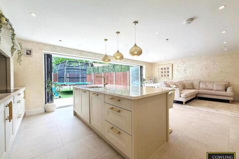 OPEN PLANNED LOUNGE/KITCHEN/DINER WITH BI FOLD DOO