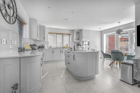 Kitchen / Breakfast Area
