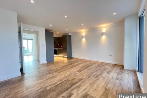 1-bed flat on Brent Street, London, £1,725/mo