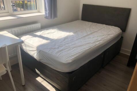 Bright, neatly presented bedroom with a comfy d...
