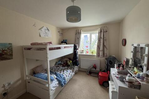 Stone Court, Worth, Crawley, RH10 photo 3