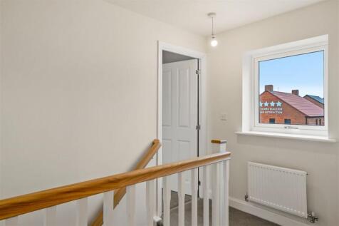2 bedroom property in Silver Birch Avenue, Dunstable photo 4