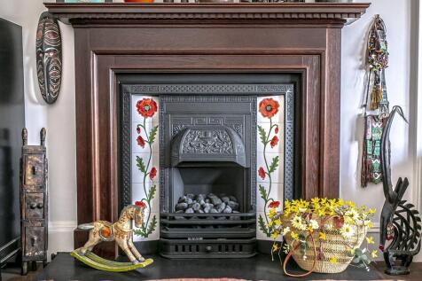 LIVING ROOM DETAIL 1