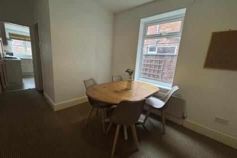 Large 4 Bed Terraced House // Aug 2027 photo 4