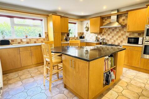 KITCHEN/BREAKFAST ROOM: