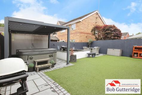 ENCLOSED REAR GARDEN