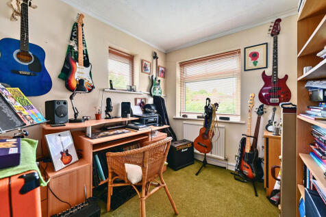 4 Woodville Close...