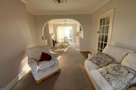 LIVING ROOM 27'5 x 11'2