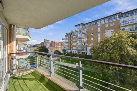 Smugglers Way, London, SW18 photo 2