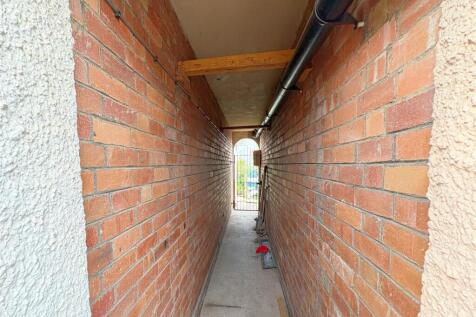 Side access to the garden.jpg