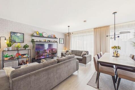Lounge/Dining Area