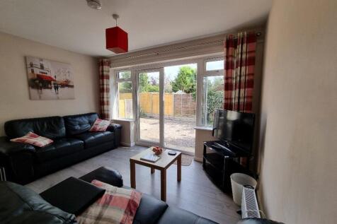Available SEPT 2027-  5 Rooms  - Hampton Close photo 3