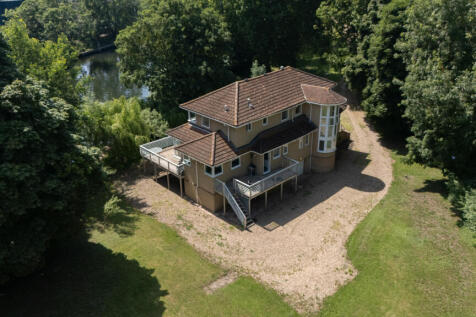 Holm Island, Kotan Drive, Wrasysbury, Staines-Upon-Thames, TW18 4TU