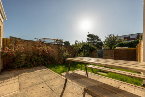 Warburg Crescent photo 5