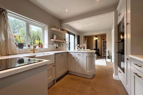 Sleek &amp; Stylish Kitchen 641