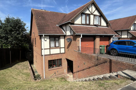 4 bed end of terrace house for sale Beacon Drive,