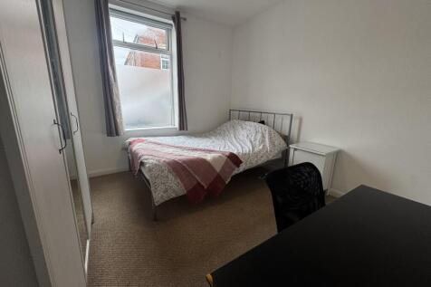 Spacious 3 Bed House // AUG 2027 photo 5