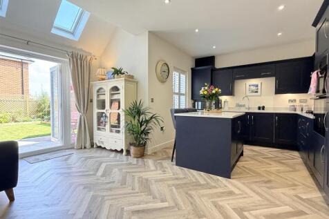 OPEN PLAN LIVING/DINING KITCHEN