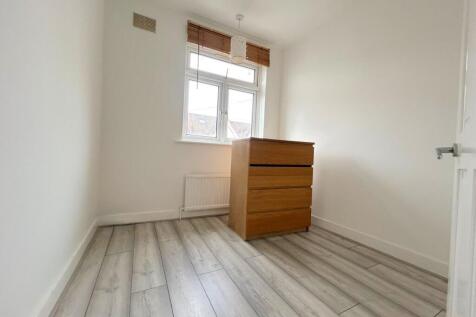 Fernbank Avenue, Wembley photo 5