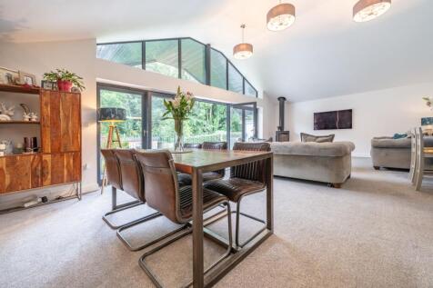 OPEN PLAN LIVING AREA