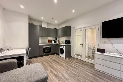 Open plan lounge/kitchen/dining area
