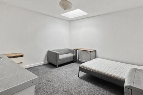 Simple, neutrally decorated single bedroom with...