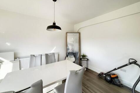 Pooley Green Road, Egham, Surrey, TW20 photo 3