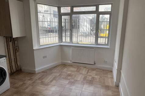 2 bed flat to rent Crest Court, London NW4