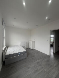 3-bed terraced on , Blewitts Cottages, New Road, Rainham, Greater London, £2,800/mo
