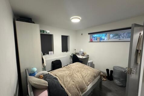 3-bed flat on Wardens Flat,14 Warwick New Road, CV32 5JG, £1,800/mo
