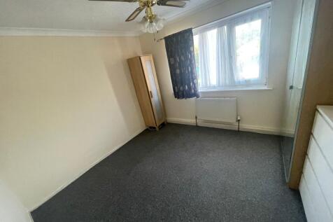 Wells Gardens, Rainham, Havering photo 3