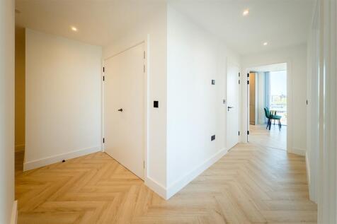 Bankside, Colliers Yard, M3 photo 4