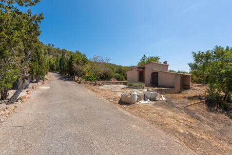 driveway with a small building