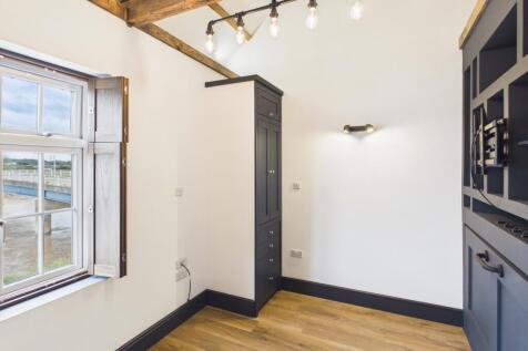 Apartment 7 Crown House, The Bridge, Stow Bridge, Norfolk photo 3