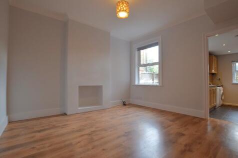 Chandos Road, Staines-upon-Thames, Surrey, TW18 photo 4
