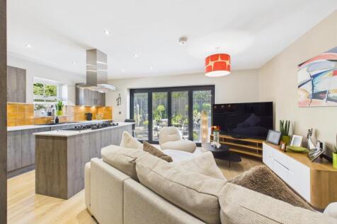 Open plan kitchen/dining/living: