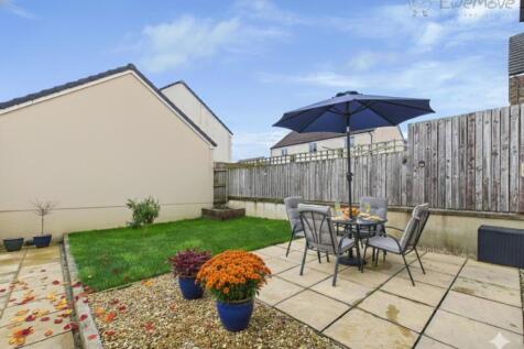 EWEMOVE SOUTH MOLTON - PATIO AND GARDEN