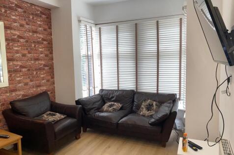 6-bed terraced on Langdale Terrace, Leeds, £2,652/mo