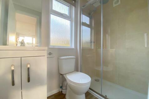 EN-SUITE SHOWER ROOM