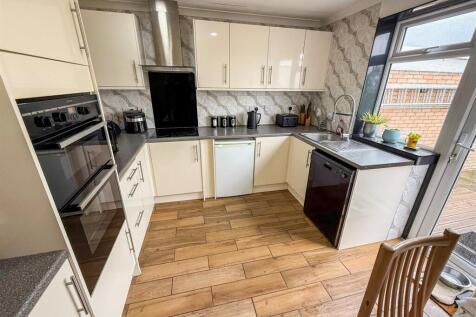 Kitchen/ Breakfast Room