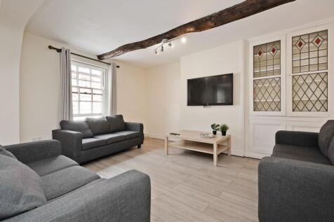Bright, well-presented living room with large s...