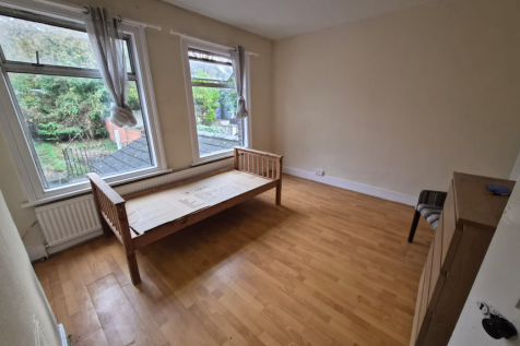 Baker Street, Luton, Bedfordshire, LU1 photo 5