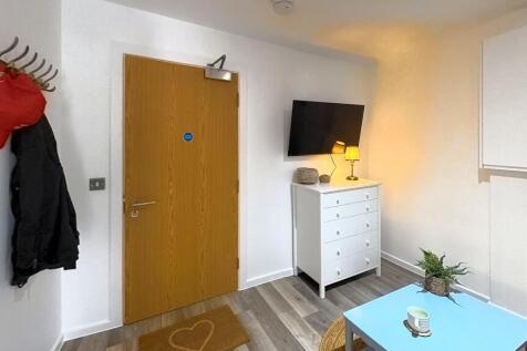 Gold Castle Howard- Studio 9 |Verney St photo 3