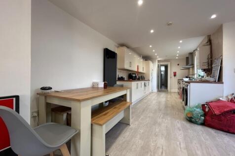 7-bed terraced on Mackintosh Place, Roath, £3,780/mo