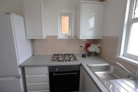 2-bed flat on Springfield Road, East Ham, Newham, London, £1,900/mo