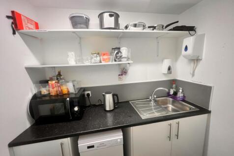 Retail Property (high street) to rent Image 9